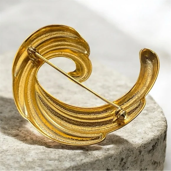 Vintage Gold Tone Swirl Brooch – Sculptural Wave Pin, Classic 80s Statement - Picture 2 of 4